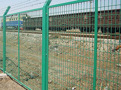 框架护栏网广泛用(yòng)于中國(guó)的公路、铁路、高速公路等
